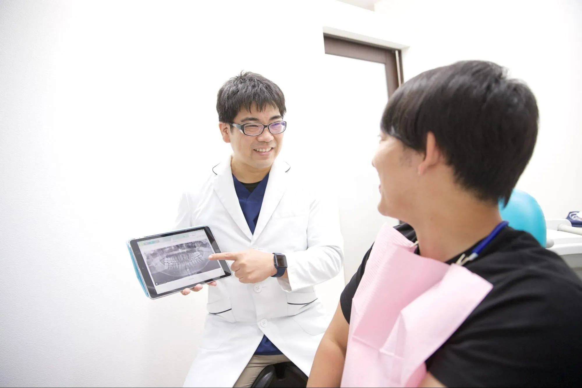 お客さんに説明する医師の画像