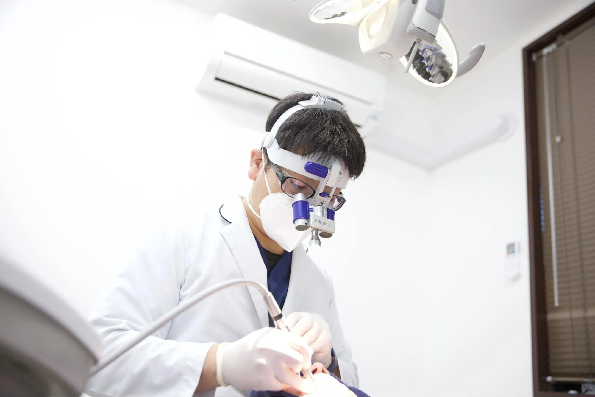 医師が施術している画像