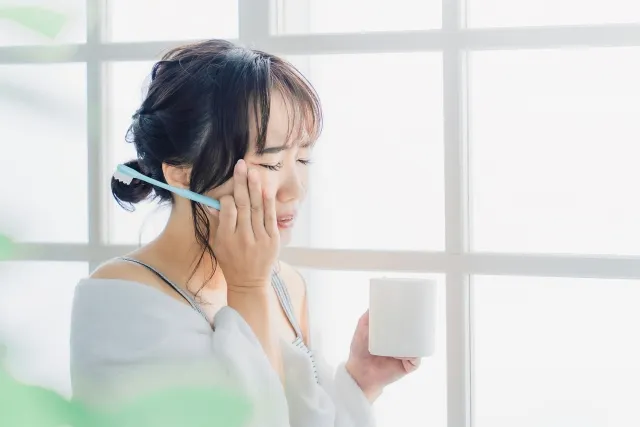 親知らずが痛む女性の画像