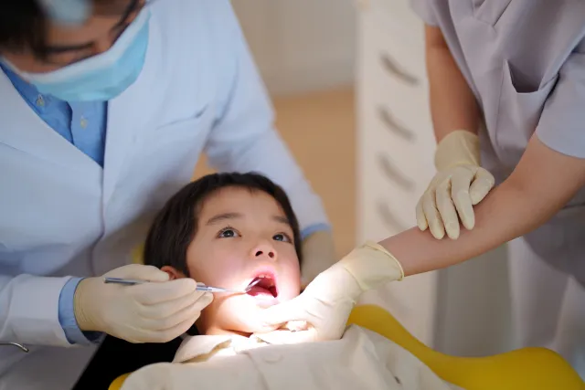 検診を受ける子供の画像