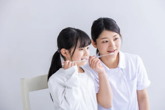 歯磨き指導を受ける子供の画像