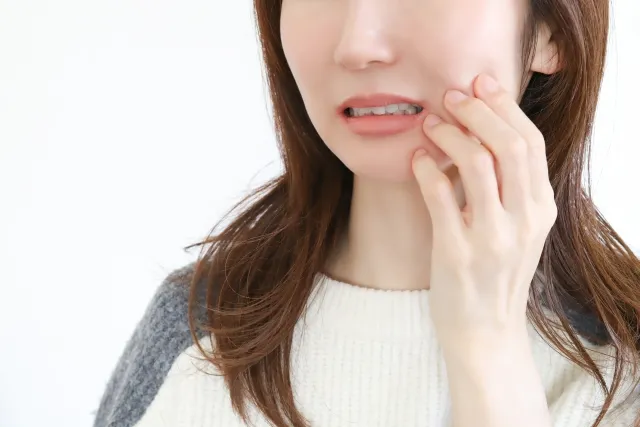 歯周病を気にする女性の画像
