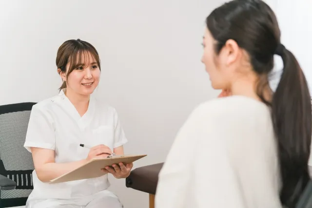 患者さんと話すスタッフの画像