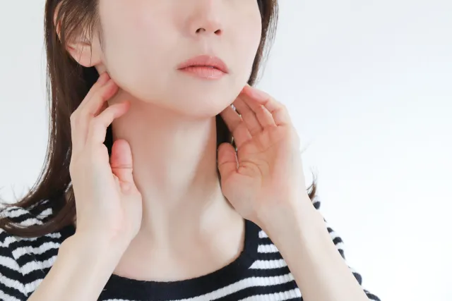 顎が気になる女性の画像