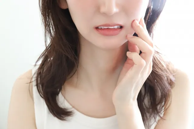 心配そうな女性の画像